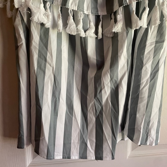 SOLD Bloomchic Women's Size 18-20 Green & White Striped Cold Shoulder Top - Picture 8 of 11